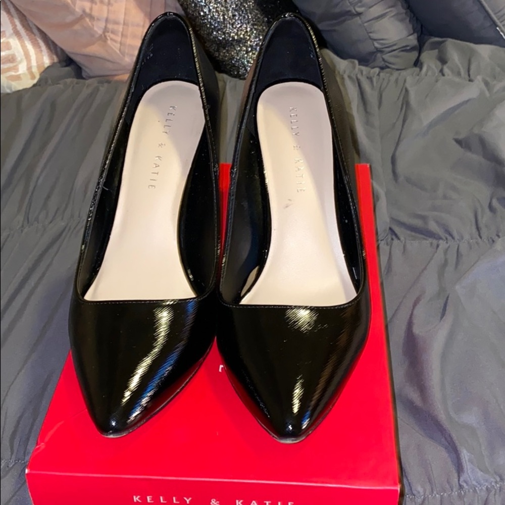 Black Pumps